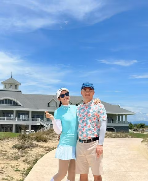 Nổi tiếng là một hoa hậu giỏi kinh doanh, đời tư ít scandal, Ngọc Hân còn khéo giữ lửa hôn nhân.