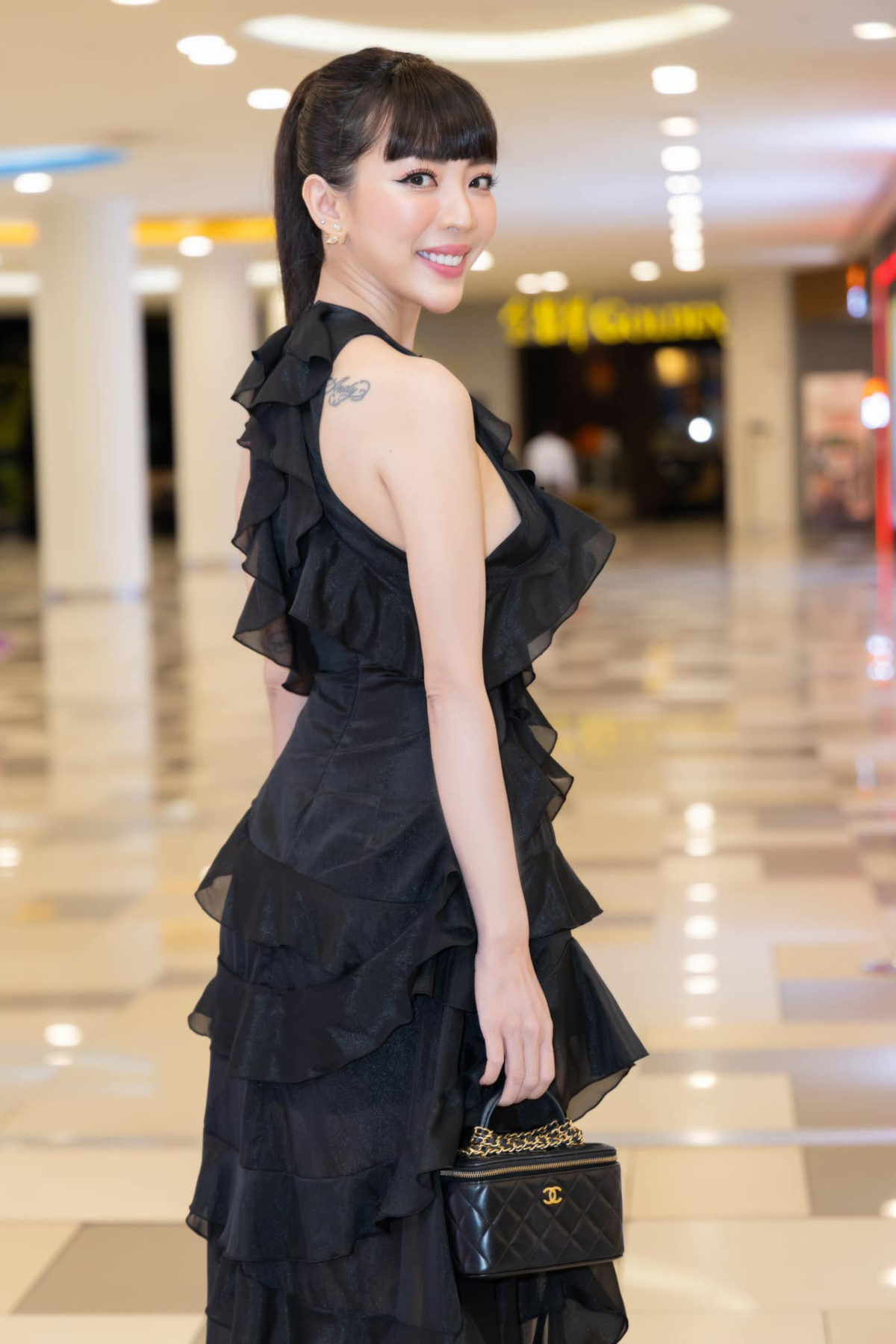 Bà xã Tiến Luật khoe hình xăm lấp ló với thiết kế hở vai.