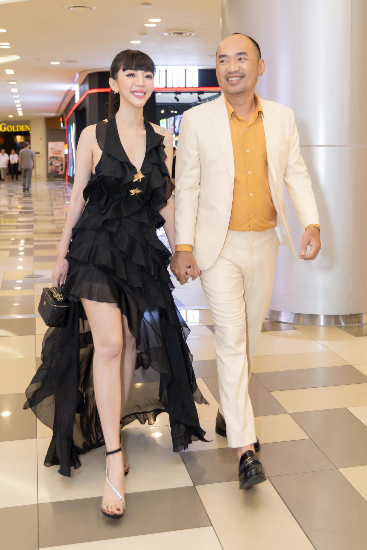 Vợ chồng Thu Trang - Tiến Luật tay trong tay tới tham gia sự kiện ra mắt phim.