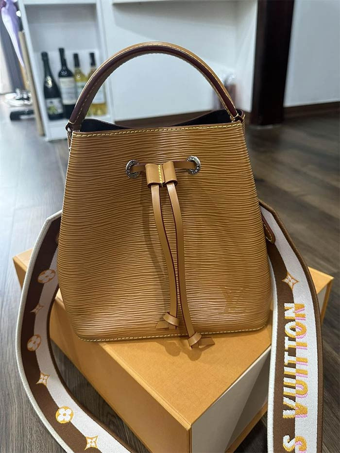 Không chỉ thanh lý quần áo, Ngọc Hà còn thanh lý cả túi xách.