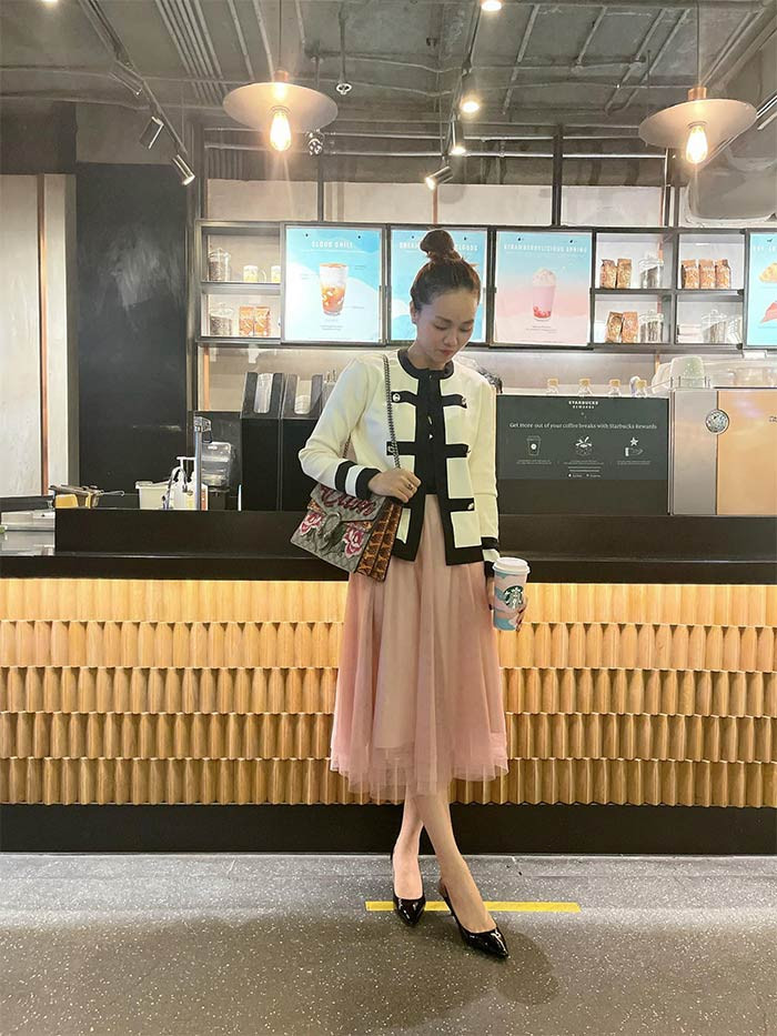 Nữ nhà báo sinh năm 1988 trung thành với phong cách lịch lãm, nữ tính, sang trọng.