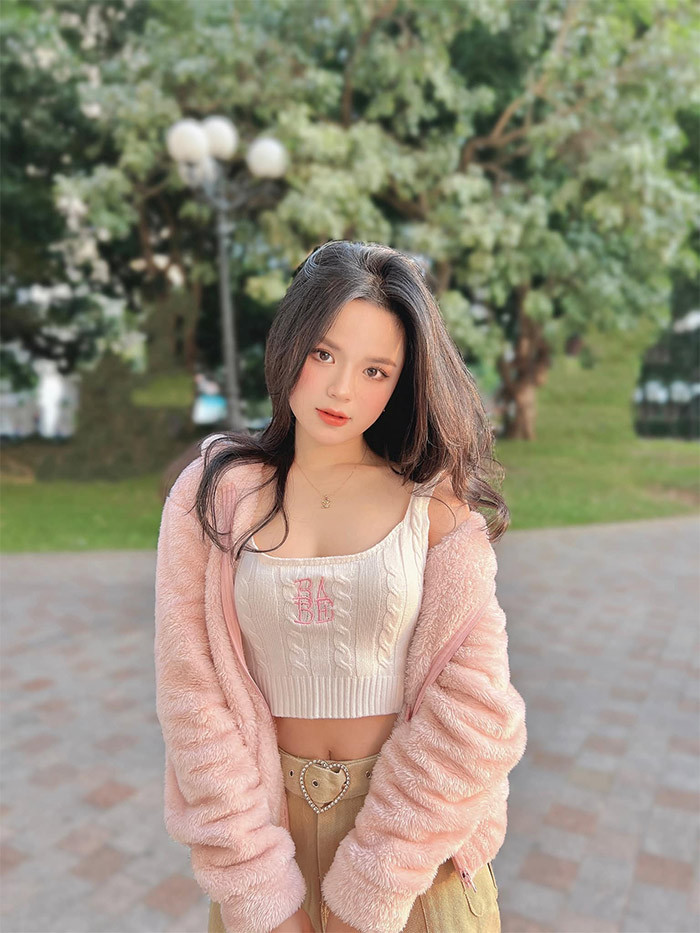 Cô gái 28 tuổi là gương mặt MC quen thuộc của nhiều khán giả VTV trong các chương trình như: Bay vào tương lai, Lắng nghe con yêu, Bốn mùa yêu thương...