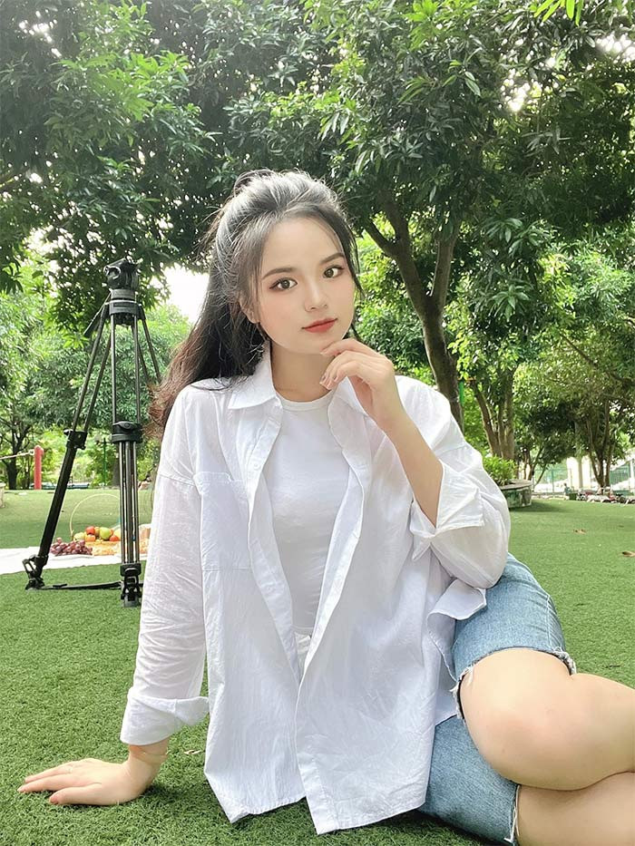 Cô gái sinh năm 1995 chia sẻ lúc nhỏ vì rất nhút nhát nên bố mẹ cho đi học nhiều môn năng khiếu trong đó có MC và diễn xuất.