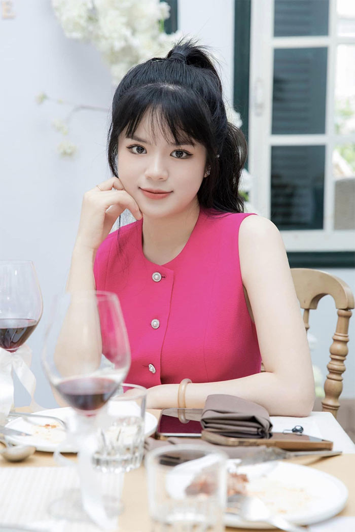 Hà Đan đã đóng phim từ khi mới 10 tuổi và từng tham gia một số bộ phim như: "Mưa bóng mây", "Hoa bay", "Sắc màu phái đẹp", "Gái ngoan truyền kỳ", "Dangerous Love", "Cuộc đời vẫn đẹp sao"...