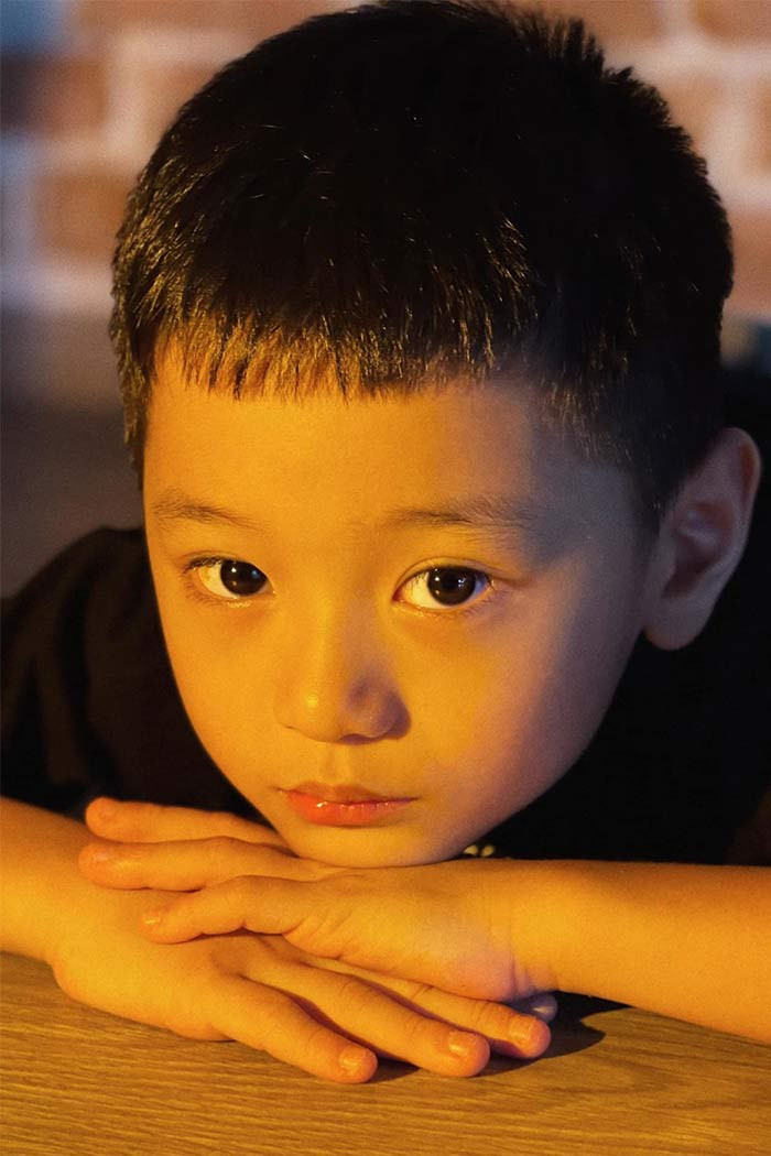 Gia Huy được nhận xét là giống mẹ và cũng có khiếu âm nhạc, nghệ thuật.