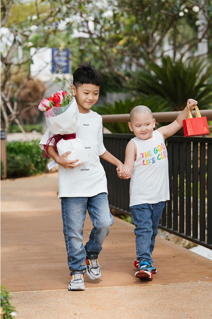 Trong khi cậu con trai cả của Trà My là Gia Huy, 8 tuổi sở hữu vẻ ngoài đẹp trai soái ca, tính cách trầm lắng, hiền lành, thì cậu em Gia Hưng, 4 tuổi, lại có ngoại hình bụ bẫm và tính cách lí lắc rất đáng yêu.