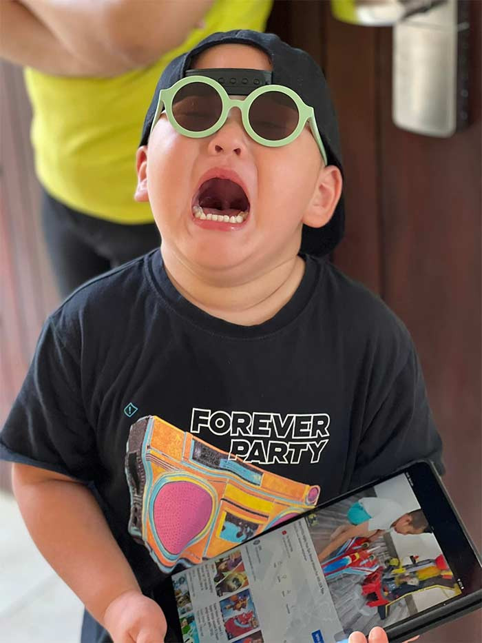 Hai con trai của Trà My giờ đã có một lượng fan hùng hậu, nhiều người còn đến tận nhà tặng quà, bánh kẹo cho hai bé.