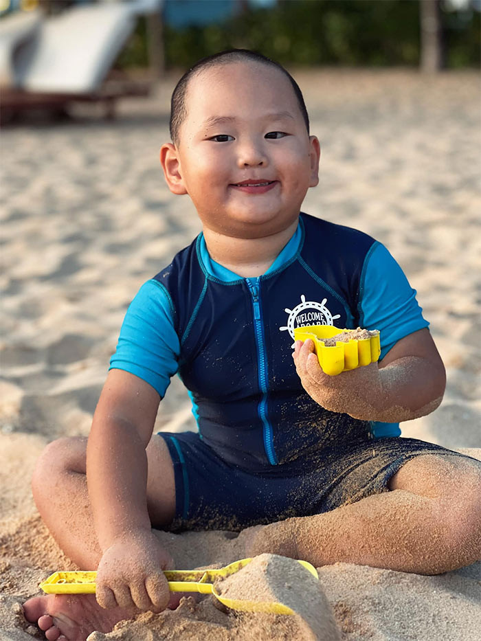 Những hình ảnh và video của hai con trai Trà My được nữ ca sĩ quay trong thời gian ở nhà vì dịch COVID-19, được nhiều người chú ý bởi hai bé quá dễ thương.