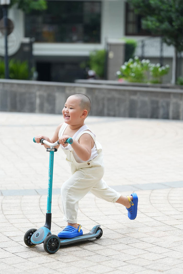 Bé Gia Hưng (tên ở nhà là Hayden) lại giống hệt bố. Đặc biệt con trai Trà My có nhiều biểu cảm hài hước, lém lỉnh được nhiều cư dân mạng mê mẩn.