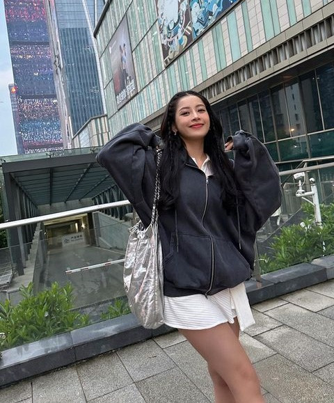 Trên Weibo, những khán giả đi xem buổi ghi hình đầu tiên tiết lộ, nhóm 4 người gồm Chi Pu, Trương Gia Nghê, Ngô Thiến và Ella đã biểu diễn bài hát "See Tình" (Hoàng Thùy Linh) và giành chiến thắng.