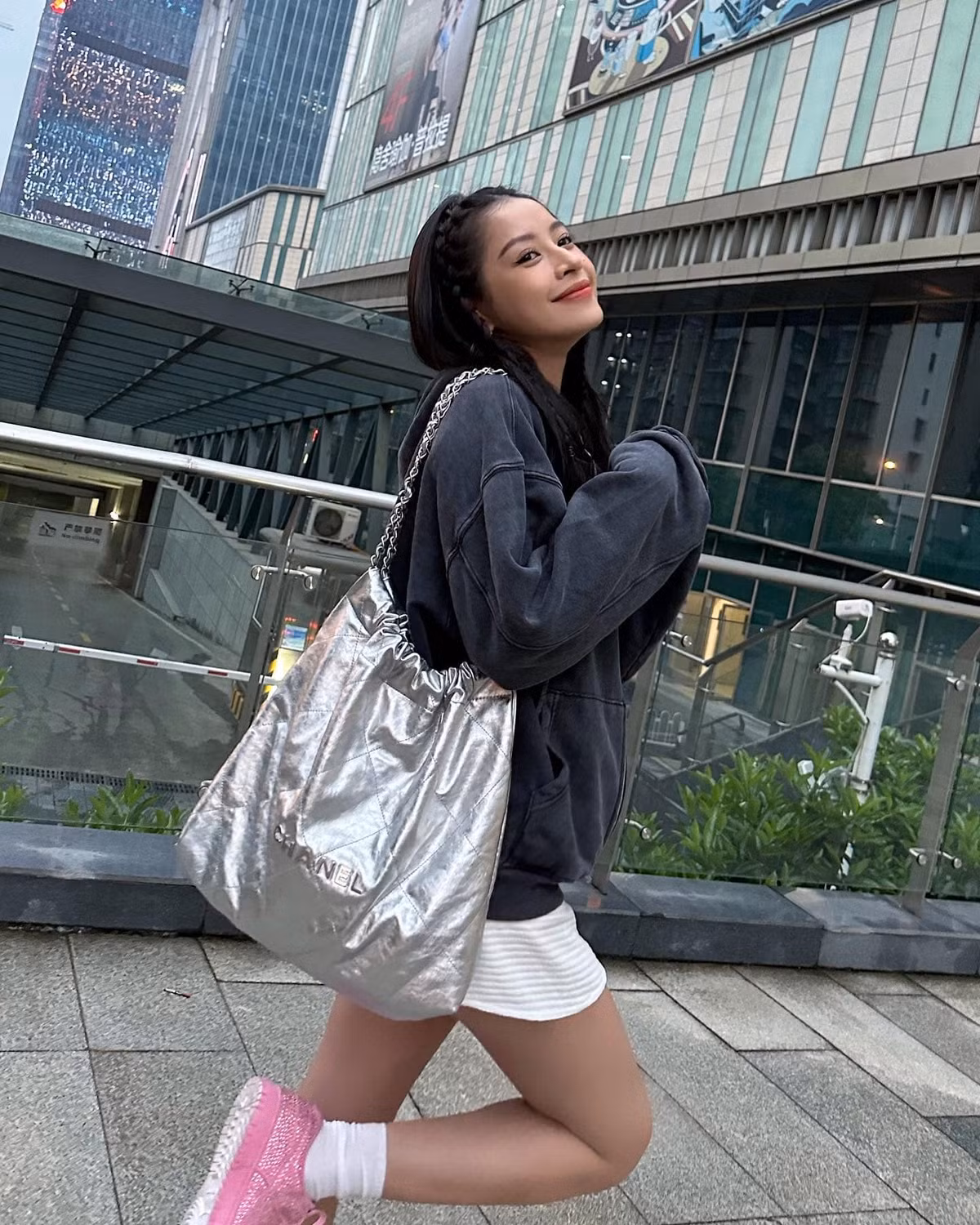 Fan đặt nhiều câu hỏi liệu Chi Pu sẽ đi đường dài tại chương trình "Tỷ tỷ đạp gió rẽ sóng"?