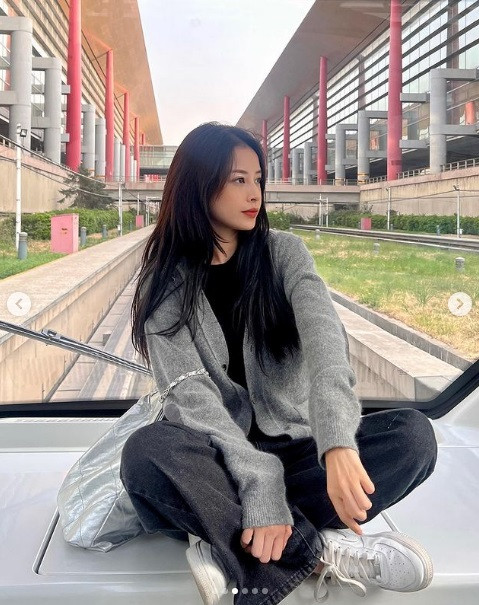 Khác với hình ảnh gợi cảm trước đó, lần này giọng ca "Mời anh vào team em" lên đồ kín đáo với áo len, quần jean và giày thể thao.
