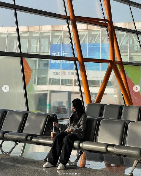 Khoảnh khắc xinh đẹp của mỹ nhân 9X ở bến tàu điện ngầm.