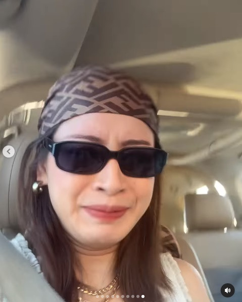 Chi Pu khiến fan thích thú khi đăng tải video "hú hét" trên xe rung lắc khi di chuyển trên sa mạc địa hình xấu.