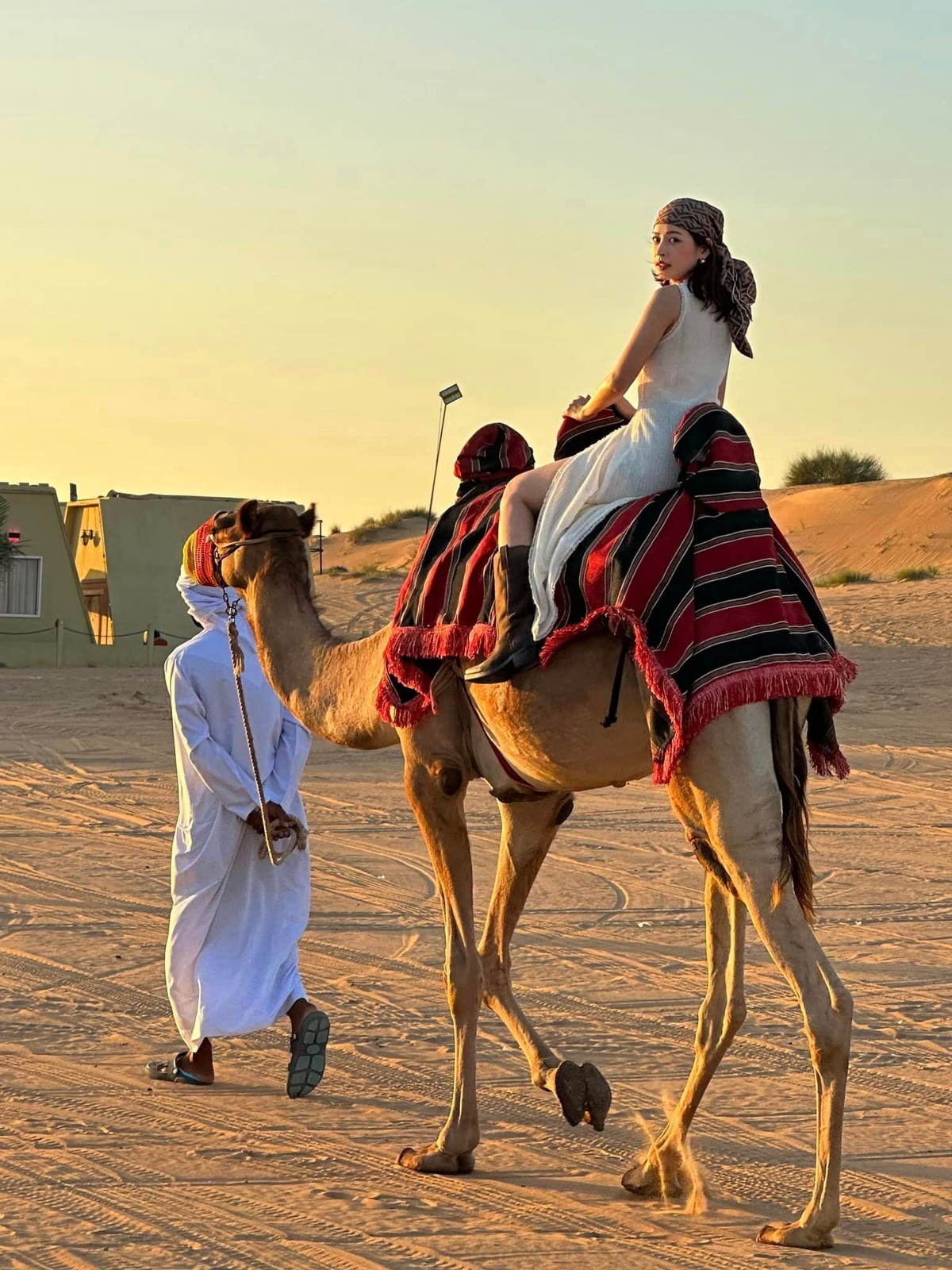 Chi Pu cưỡi lạc đà, thả dáng nuột nà giữa sa mạc Chi Pu cuoi lac da, tha dang nuot na giua sa mac