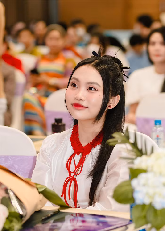 Mới nhất, Phương Mỹ Chi đã tập hợp bằng chứng, gửi đơn trình báo đến cơ quan điều tra của Bộ Công an. Nữ ca sĩ cũng cho biết, các chuyên gia an ninh mạng nhận định, nhân vật trong clip nhạy cảm không phải cô và "có dấu hiệu can thiệp bằng công nghệ". (Ảnh: FBNV)