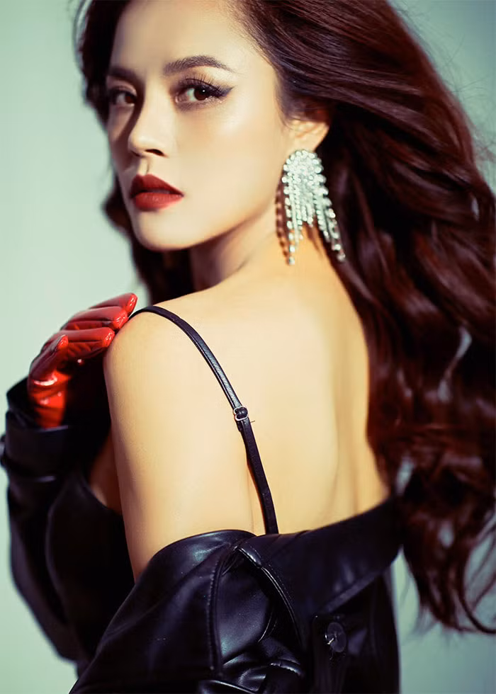 "Tôi cần được tôn trọng. Bực mình nhất là phải đi dọn rác không phải do mình vứt ra! Trước hết, cho phép Thu Quỳnh được gửi lời xin lỗi đến các anh, chị, em, bạn bè của Thu Quỳnh đã bị hoang mang bởi tin đồn và 1 clip được share chóng mặt tối nay. Cô gái trong clip không phải là tôi!", Thu Quỳnh tức giận lên tiếng. (Ảnh: FBNV)