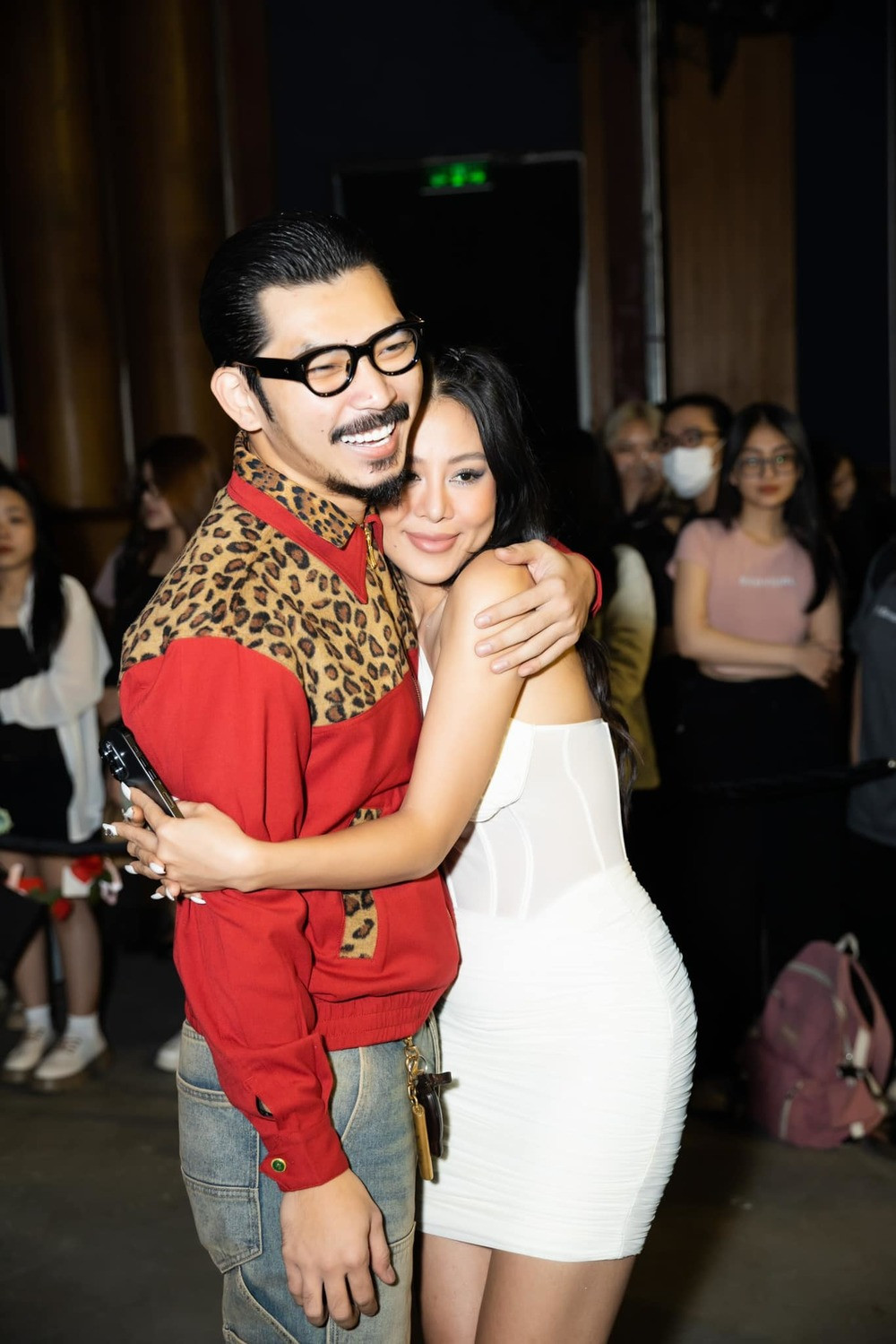 Khoảnh khắc ôm ấp, thân mật quá mức với sao nam ở các sự kiện khiến Nam Thư vấp phải không ít tranh cãi, dù trước đó cô từng lên tiếng rằng: "Tại Thư thích ôm và được ôm những người Thư thương, Thư quý".