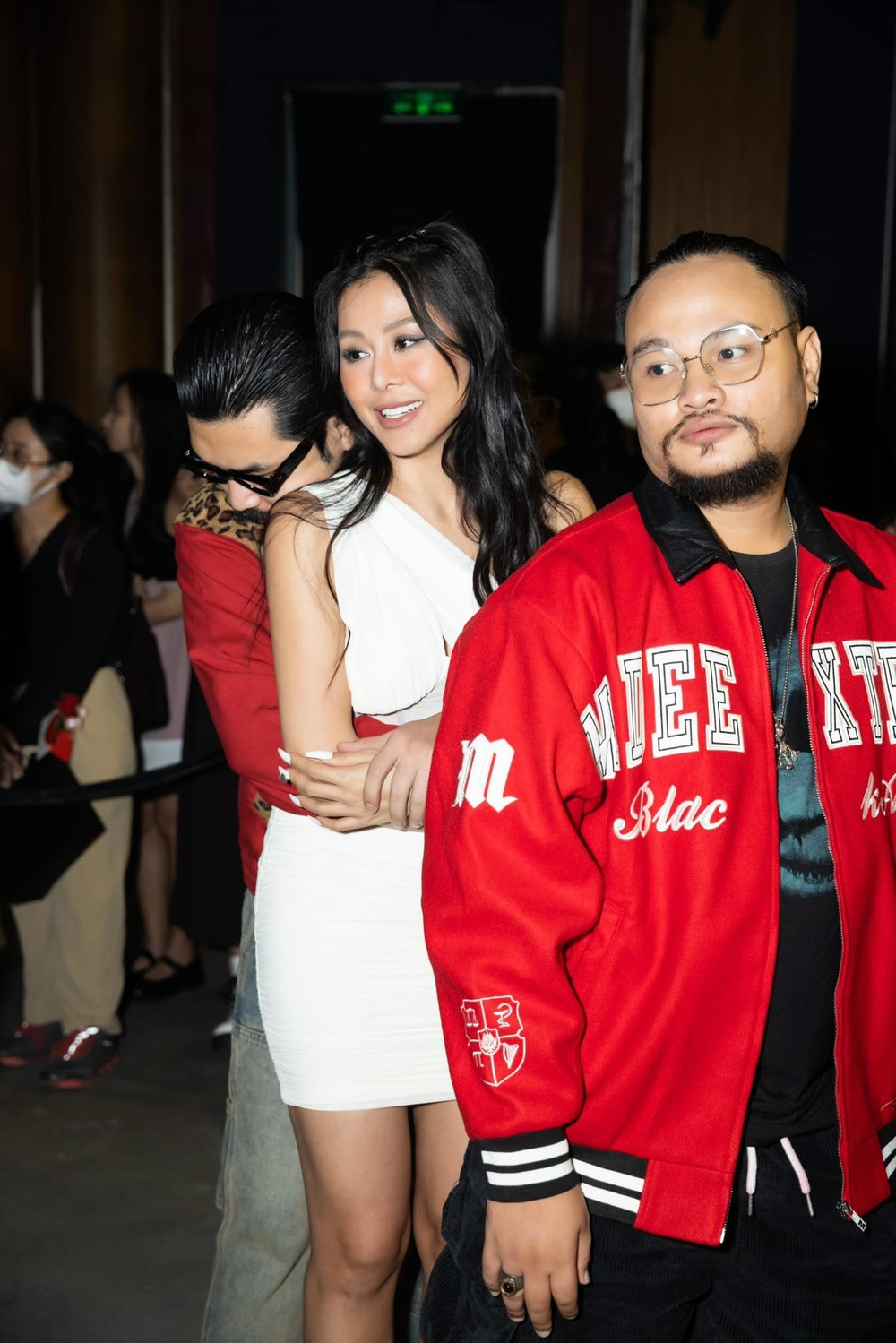 Kiều nữ làng hài và bạn diễn Hà Hiền từng thoải mái ôm ấp, thơm má, hôn tay... giữa chốn đông người.