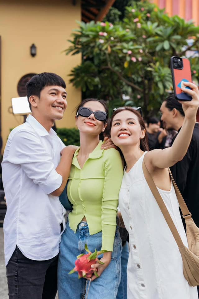 Một số ít lại lên tiếng bênh vực Nam Thư: "Vợ anh Quang Tuấn chưa lên tiếng thì mọi người cũng không cần phải bức xúc". Trước những lời chỉ trích, Nam Thư không ngại đáp trả: "Dạ thưa mấy anh chị vô ghen giùm. Em biết em đăng lên là mấy anh chị vô la vô rầy em, nhưng mà em vẫn đăng là mấy anh chị hiểu em không ngại gì rồi. Mong anh chị ủng hộ phim mới sắp tới của hai anh em em ạ. Bao sợ".