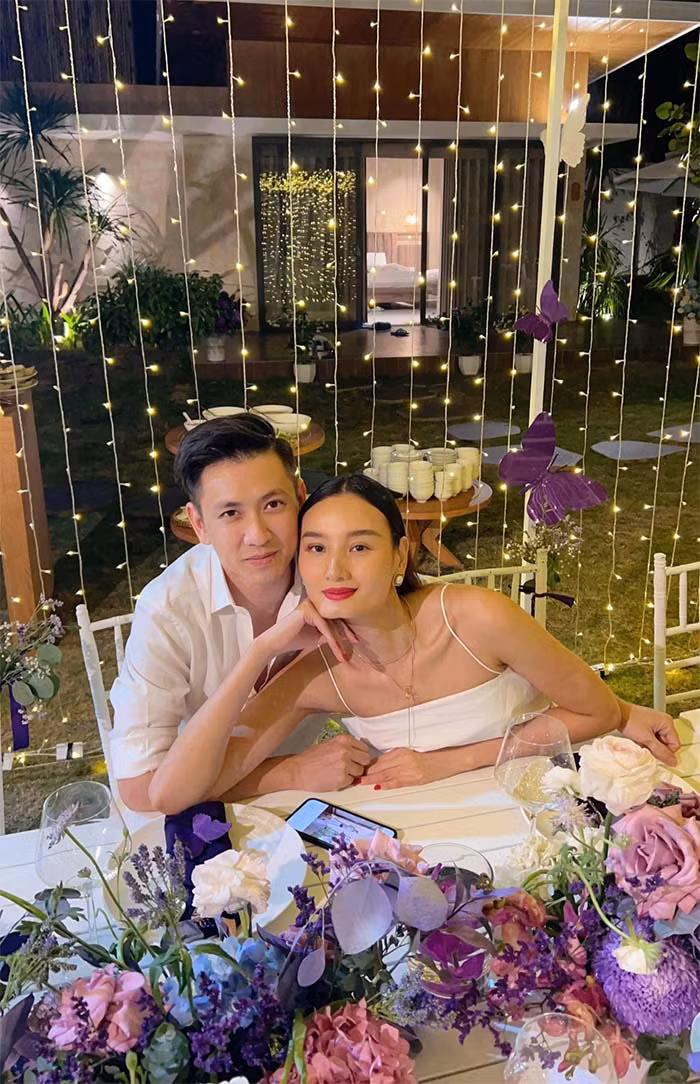  Lê Thúy là một trong những người mẫu thành công và hạnh phúc nhất của Vbiz. Sau 4 năm nổi lên từ cuộc thi Vietnam's Next Top Model, Lê Thúy kết hôn với nam diễn viên Đỗ An.