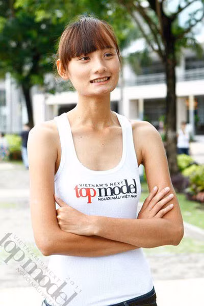 Vẻ ngoài của Lê Thúy khi đi thi Vietnam's Next Top Model 2011 gây ra nhiều tranh cãi, người khen, kẻ chê bởi khuôn mặt góc cạnh, chiều cao 1m80 với các số đo 80-67-90.