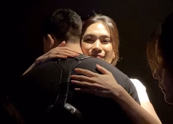 Ở hậu trường của buổi công chiếu, giọng cai "Tóc nâu môi trầm" cũng ôm và chúc mừng Mai Tài Phến: "Vai này chất quá trời luôn!". (Ảnh: Vietnamnet)