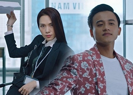 Sau đó, nữ ca sĩ sinh năm 1981 còn mời nam diễn viên kém mình 10 tuổi tham gia phim "Chị trợ lý của anh" (phát hành năm 2019) do chính cô biên kịch, đạo diễn và đóng nữ chính. Cũng từ đây, nam diễn viên sinh năm 1991 và ca sĩ Mỹ Tâm vướng tin đồn hẹn hò. (Ảnh: Petrotimes)