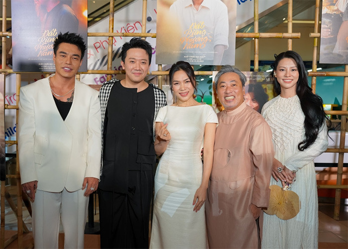 Sau khi xem buổi công chiếu phim "Đất rừng phương Nam" của đạo diễn Nguyễn Quang Dũng, Mỹ Tâm đã lên trang cá nhân chia sẻ: "Đính chính nhẹ nhàng là dù Võ Tòng ngoài đời có đẹp trai thiệt nhưng mình thích Võ Tòng trong phim nha các bạn. Vì thấy Võ Tòng không nói câu nào mà ngầu quá nên mình thốt lên thôi chứ thật lòng mình quá thích các vai trong phim nha...". (Ảnh: FBNV)