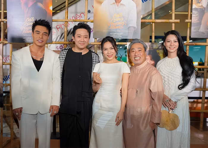 Sau khi xem buổi công chiếu phim "Đất rừng phương Nam" của đạo diễn Nguyễn Quang Dũng, Mỹ Tâm đã lên trang cá nhân chia sẻ: "Đính chính nhẹ nhàng là dù Võ Tòng ngoài đời có đẹp trai thiệt nhưng mình thích Võ Tòng trong phim nha các bạn. Vì thấy Võ Tòng không nói câu nào mà ngầu quá nên mình thốt lên thôi chứ thật lòng mình quá thích các vai trong phim nha...". (Ảnh: FBNV)