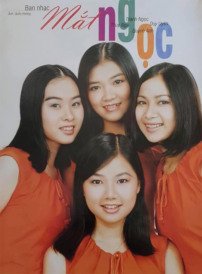 Duy Uyên tham gia ca hát tại Nhà văn hóa thiếu nhi TP.HCM từ khi mới lên 4 tuổi. Năm 1998, nhóm Mắt Ngọc thành lập và cô là giọng ca gia nhập nhóm ngay từ những ngày đầu.