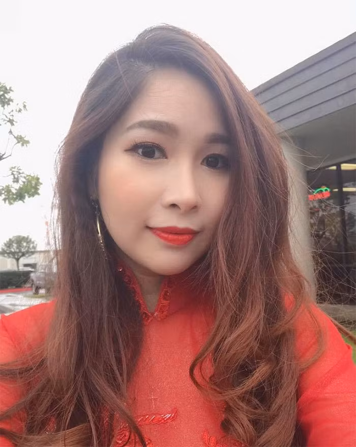 Ngoài ra, cựu thành viên nhóm Mắt Ngọc còn làm thêm ở phòng khám với vai trò kỹ thuật viên siêu âm.