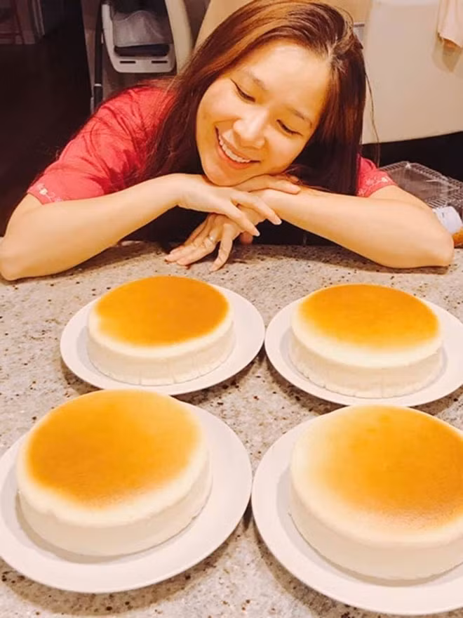 Trong giai đoạn dịch Covid-19, nữ ca sĩ còn làm bánh để bán. Việc kinh doanh bánh của Duy Uyên xuất phát tình cờ từ việc con gái cô thích ăn bánh. Sau đó cô làm tặng mọi người và được khen ngon rồi đặt hàng.