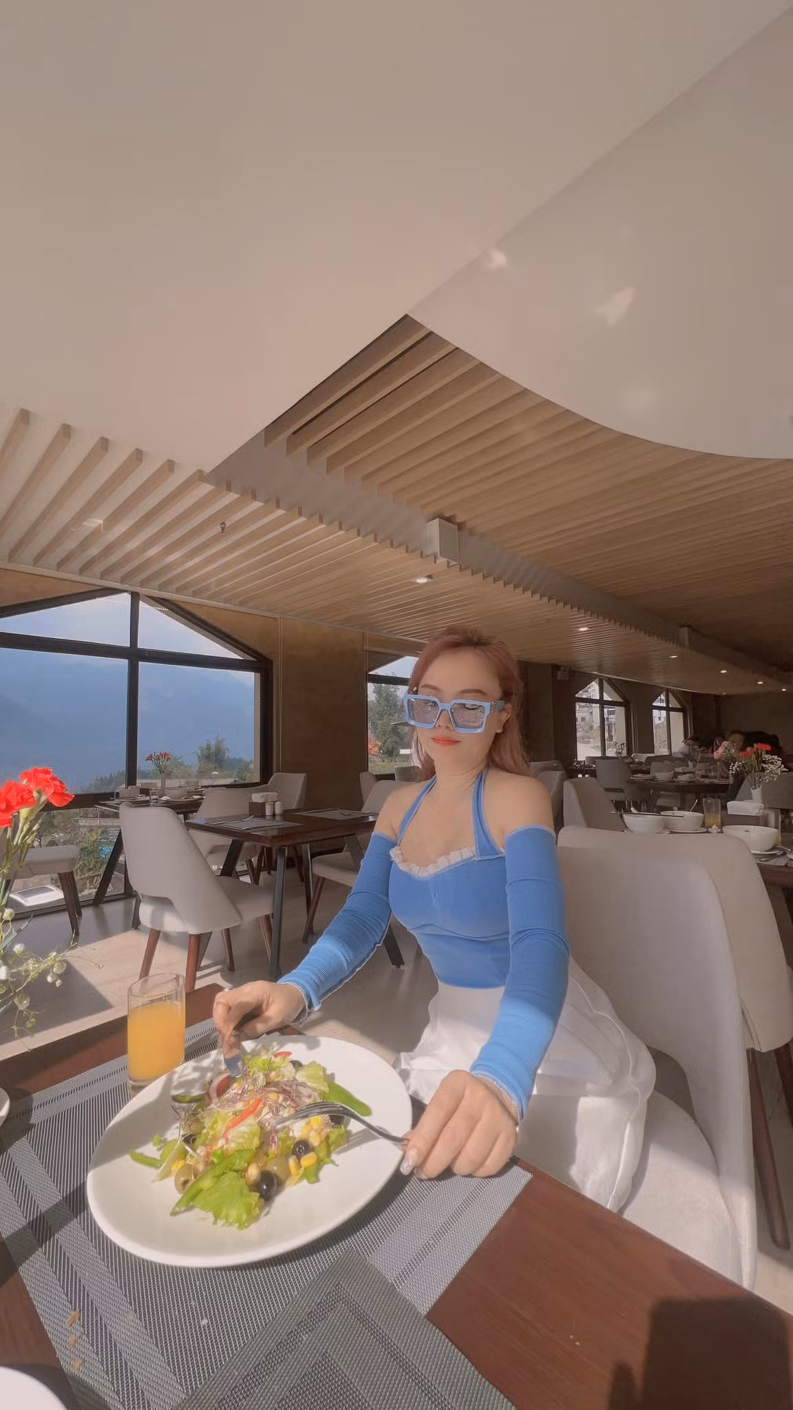 "Cô Xuyến" trong phim "Về nhà đi con" tự tin với ngoại hình của mình. Không thể phủ nhận ở tuổi U50, nữ diễn viên vẫn trẻ trung và gợi cảm.