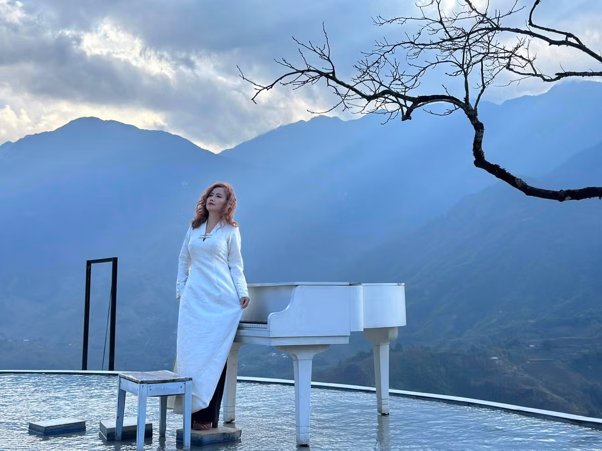 Nữ diễn viên đi du lịch khắp nơi để tận hưởng cuộc sống.