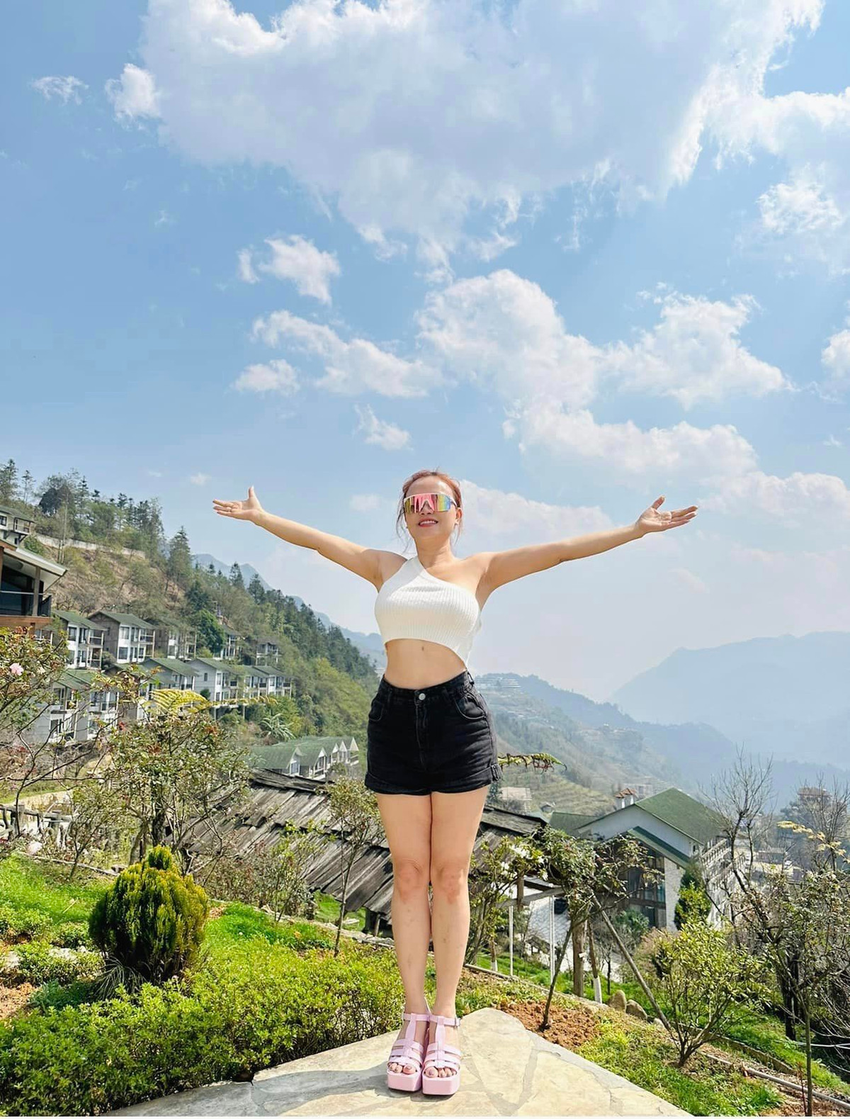 Mẹ của 3 cô con gái biết chăm chút cho bản thân. Với phương pháp làm đẹp riêng, Hoàng Yến tự tin khẳng định: "Tôi chẳng có điều kiện để già được, hơn nữa lại còn được thời gian cho mặc áo tàng hình".