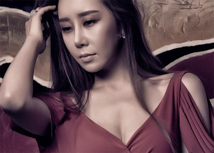 Năm 2019, nữ diễn viên sinh năm 1986 đã bị kết án 8 tháng tù giam, 2 năm tù treo vì tội đe dọa và bạo hành bạn trai. Theo đó, nữ diễn viên phim 18+ gặp người yêu tại một cơ sở giải trí người lớn vào tháng 7/2017. Khi hẹn hò, cặp đôi xảy ra tranh cãi, Ha Na Kyung được cho là nhiều lần hành hung bạn trai. (Ảnh: Newsen)