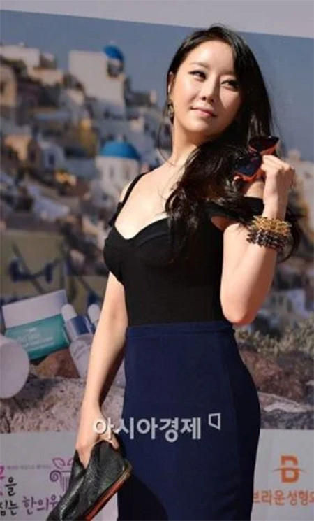 Nữ diễn viên nổi tiếng xứ Hàn Ha Na Kyung đã phải bỏ ra 15 triệu won (khoảng 280 triệu đồng) để đền bù cho vợ của người đàn ông mà cô cặp kè. (Ảnh: Kbizoom)