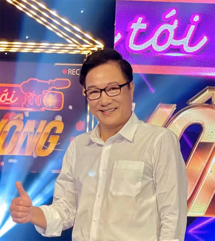 Trước đây, ngoài công việc nghệ thuật, Trọng Trinh còn kinh doanh, làm bất động sản. Hiện tại dù đã về hưu nhưng Trọng Trinh còn bận rộn với công việc phim ảnh, làm MC, giảng dạy lớp diễn viên truyền hình và làm trưởng ban giám khảo chấm thi người đẹp. (Ảnh: FBNV)