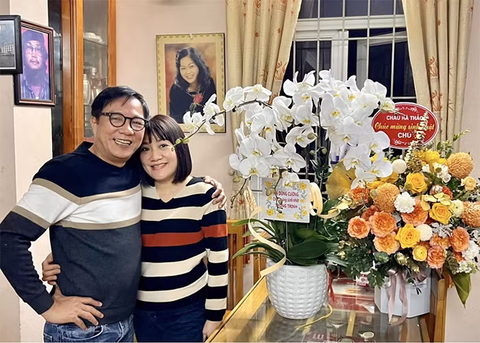 Anh và người vợ thứ hai quen và nên duyên khi làm phim "Cầu vồng tình yêu" hơn 10 năm trước. Vợ thứ hai của Trọng Trinh là người Đà Nẵng, cả hai "rổ rá cạp lại". (Ảnh: FBNV)