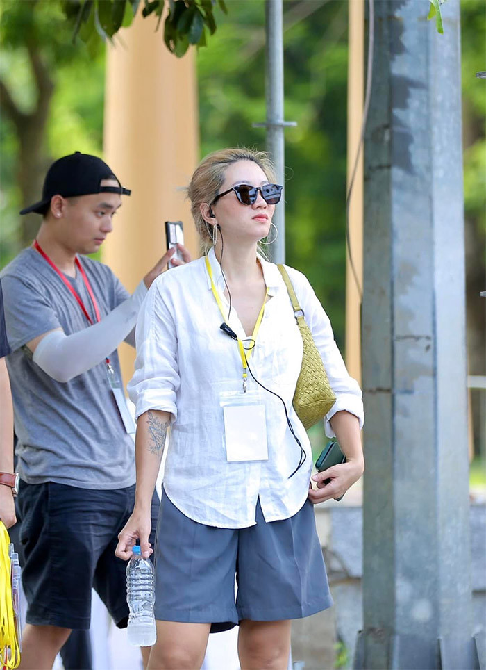 Quỳnh Vũ luôn xuất hiện giản dị nhưng lại cực thu hút nhờ thần thái.