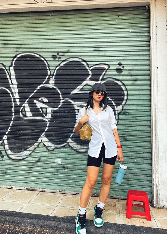 Bà mẹ hai con sở hữu style ăn mặc đơn giản nhưng cực chất.