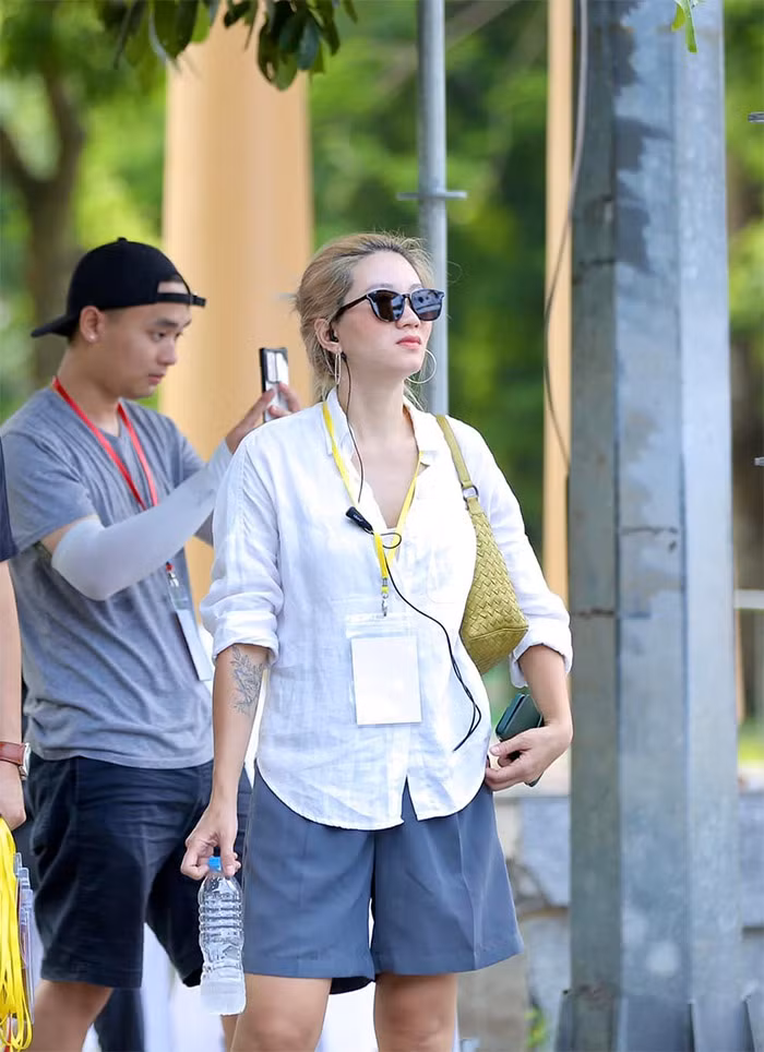 Quỳnh Vũ luôn xuất hiện giản dị nhưng lại cực thu hút nhờ thần thái.