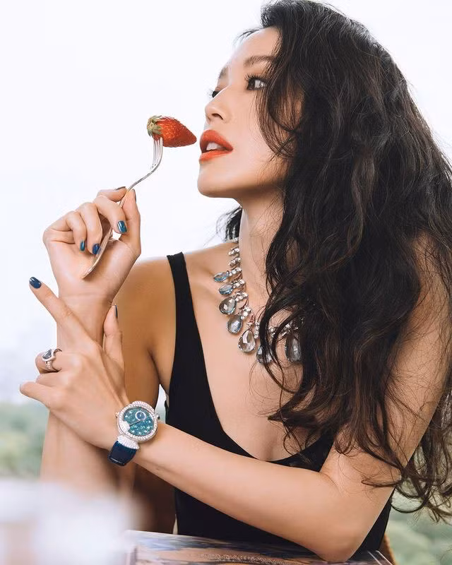 Nụ cười, ánh mắt, dáng vẻ của diễn viên Thư Kỳ đều toát lên sự lôi cuốn khó cưỡng.