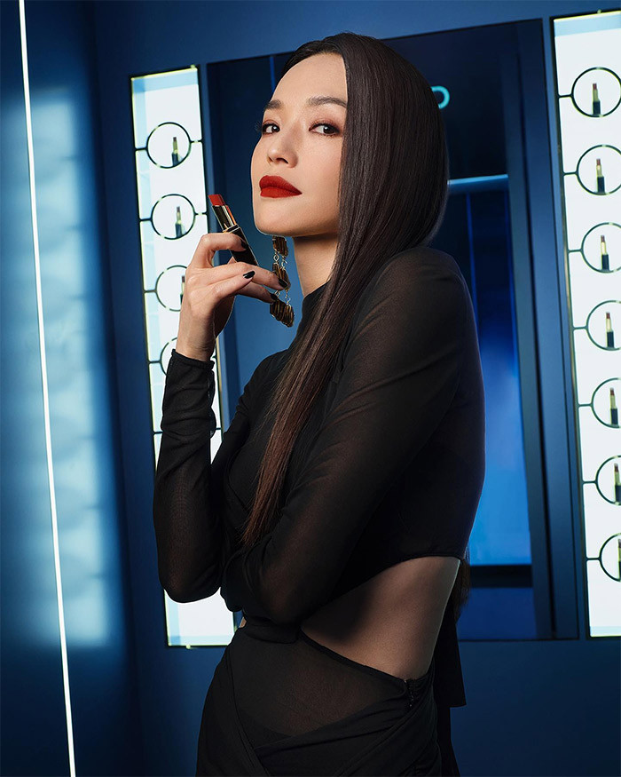 Thân hình vẫn rất gọn gàng, thần thái ngày càng lôi cuốn, ở Thư Kỳ là sự tổng hòa của vẻ đẹp cơ thể, sự quyến rũ từ sâu bên trong.