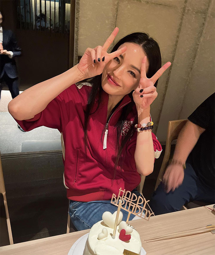 Nữ diễn viên 47 tuổi từng tham gia rất nhiều bộ phim như: "Sắc tình nam nữ", "Thiên hi mạn ba", "Người vận chuyển", "Thời khắc đẹp nhất", "Nhiếp Ẩn Nương"...