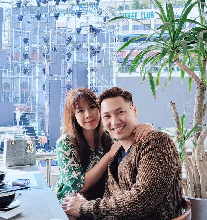 Manh Truong yeu toan gai xinh tren phim, vo ngoai doi the nao?