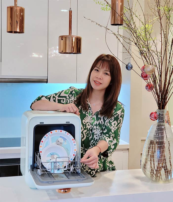 Ở tuổi 38, sau ba lần sinh con, vợ Mạnh Trường vẫn giữ được vẻ trẻ trung, không kém cạnh khi sánh vai cùng chồng.