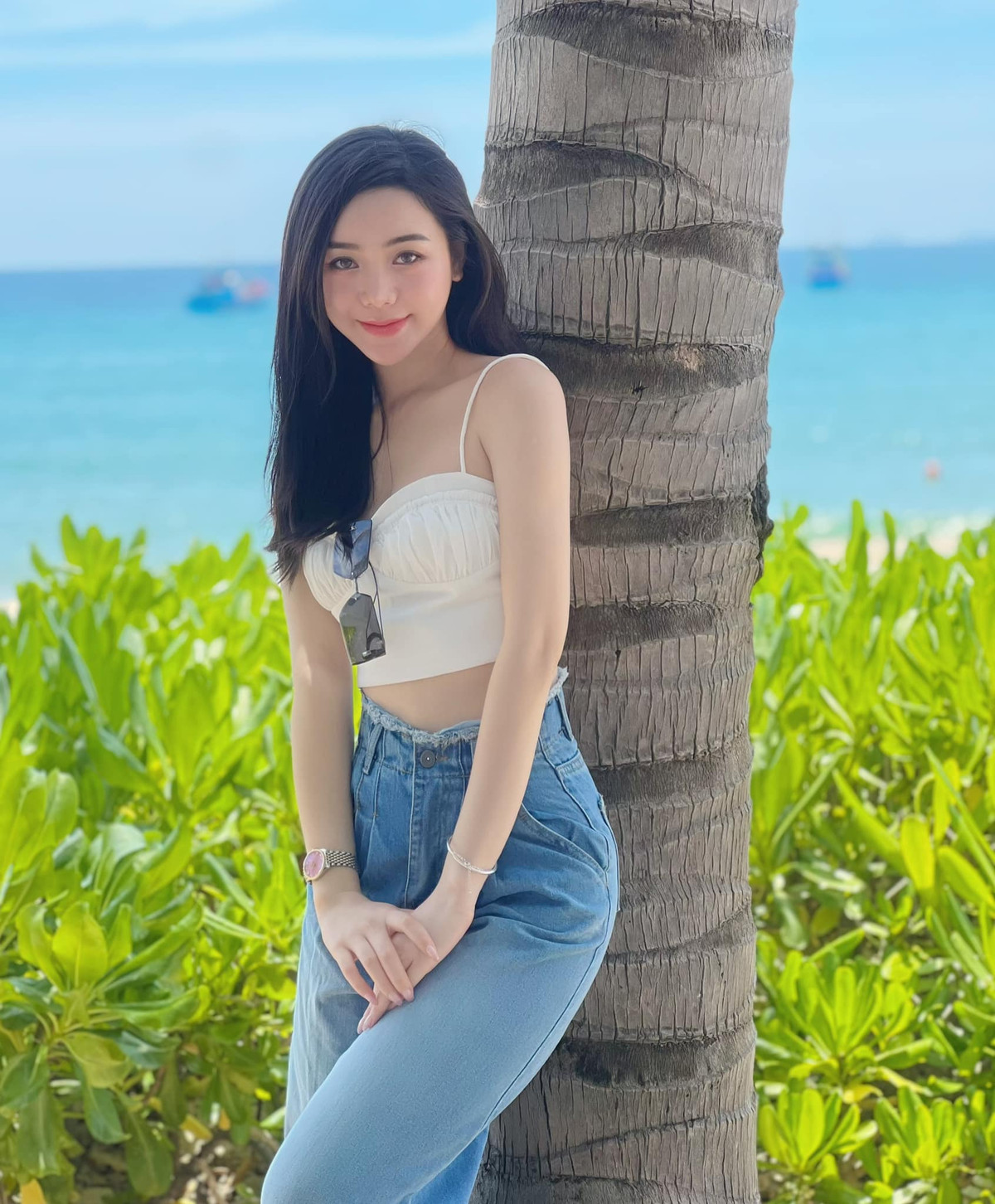 "Vượt lười" để giảm cân cũng giúp "đôi chân cột đình" từng là khuyết điểm của nữ diễn viên ngày càng thon gọn. Cô còn khéo léo kết hợp trang phục để biến đôi chân của mình trở thành điểm hấp dẫn.