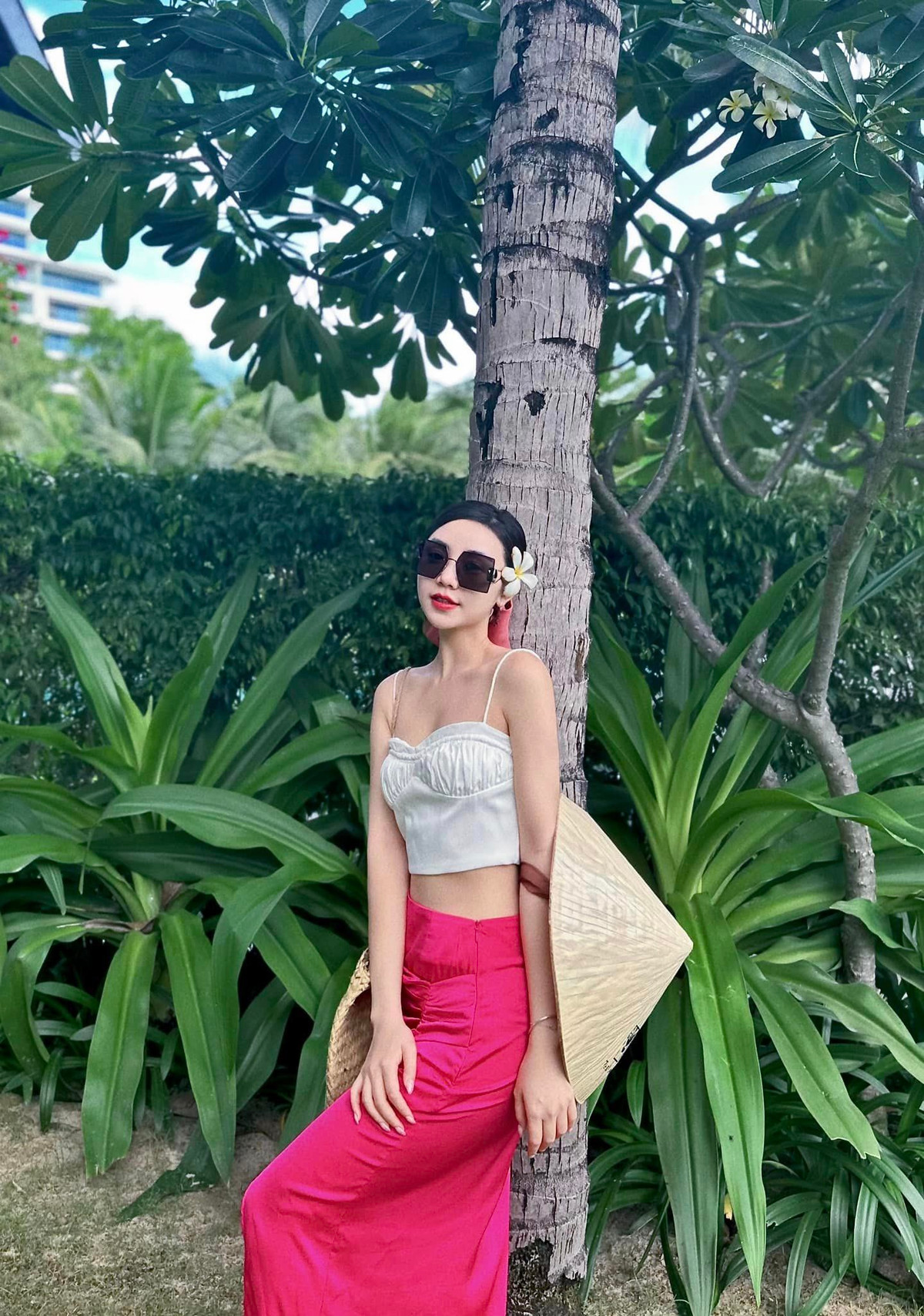 Mỹ nhân sinh năm 1995 từng sung sướng khoe "mặt teo đầu tiên rồi bụng xẹp, eo thon, người cũng nhỏ nhắn". Từng có thời điểm nặng 56kg, cựu hot girl Kem Xôi TV hiện đã về được mức 51kg như thời còn là nữ sinh.